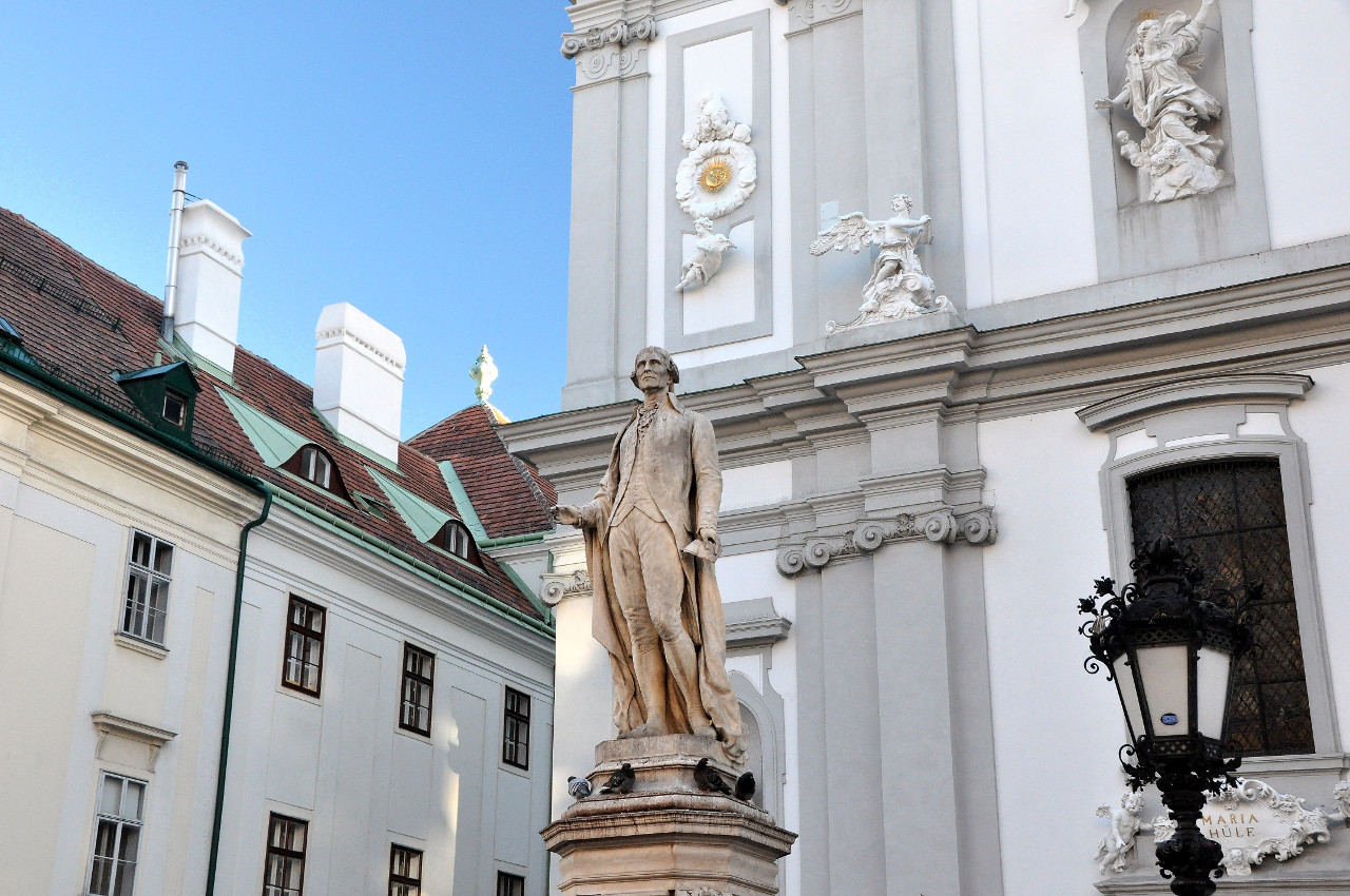  |Haydn-Denkmal vor der Barnabitenkirche